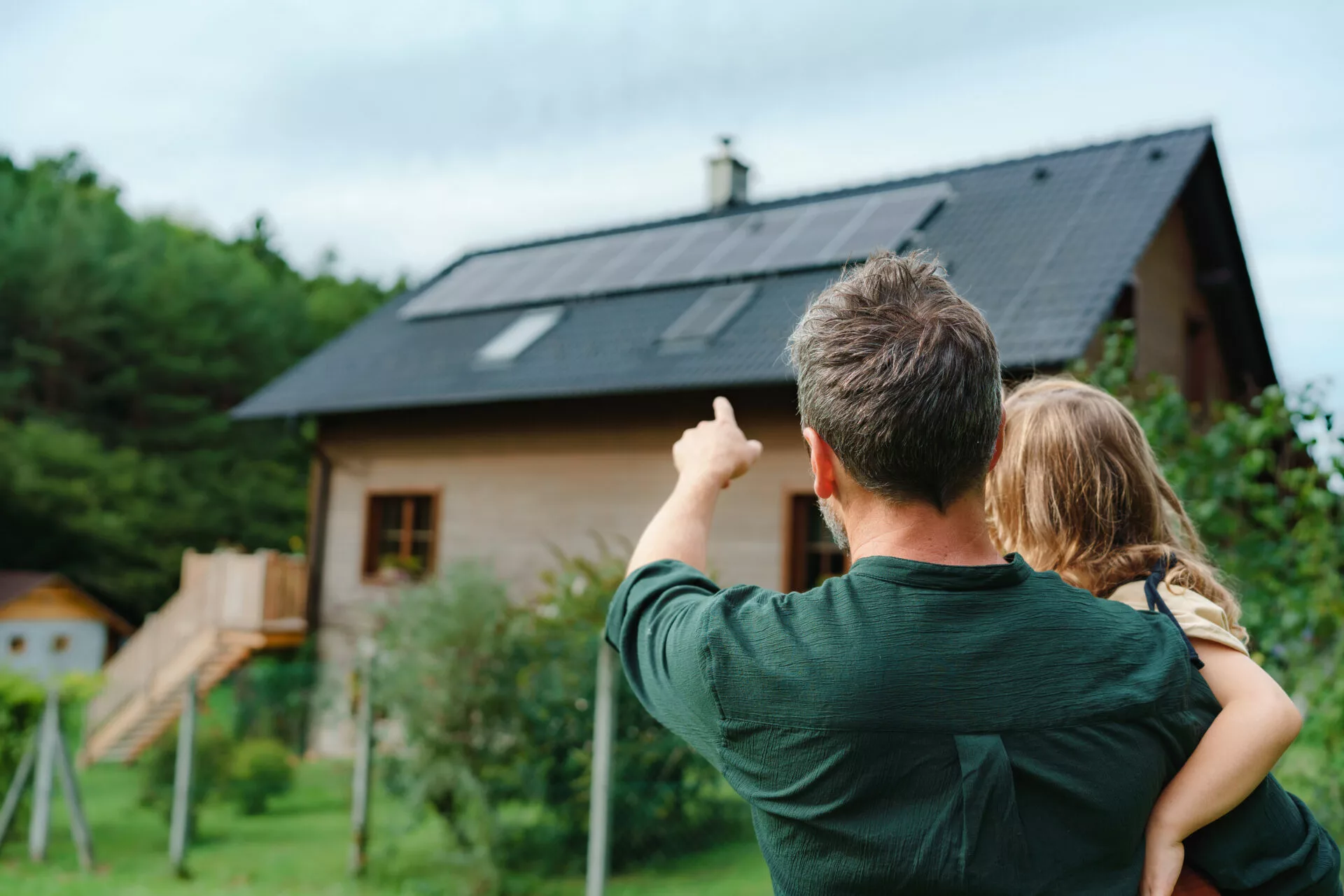 wijzen naar een huis met zonnepanelen